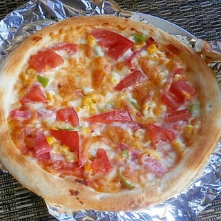 コーン・トマトのピザ